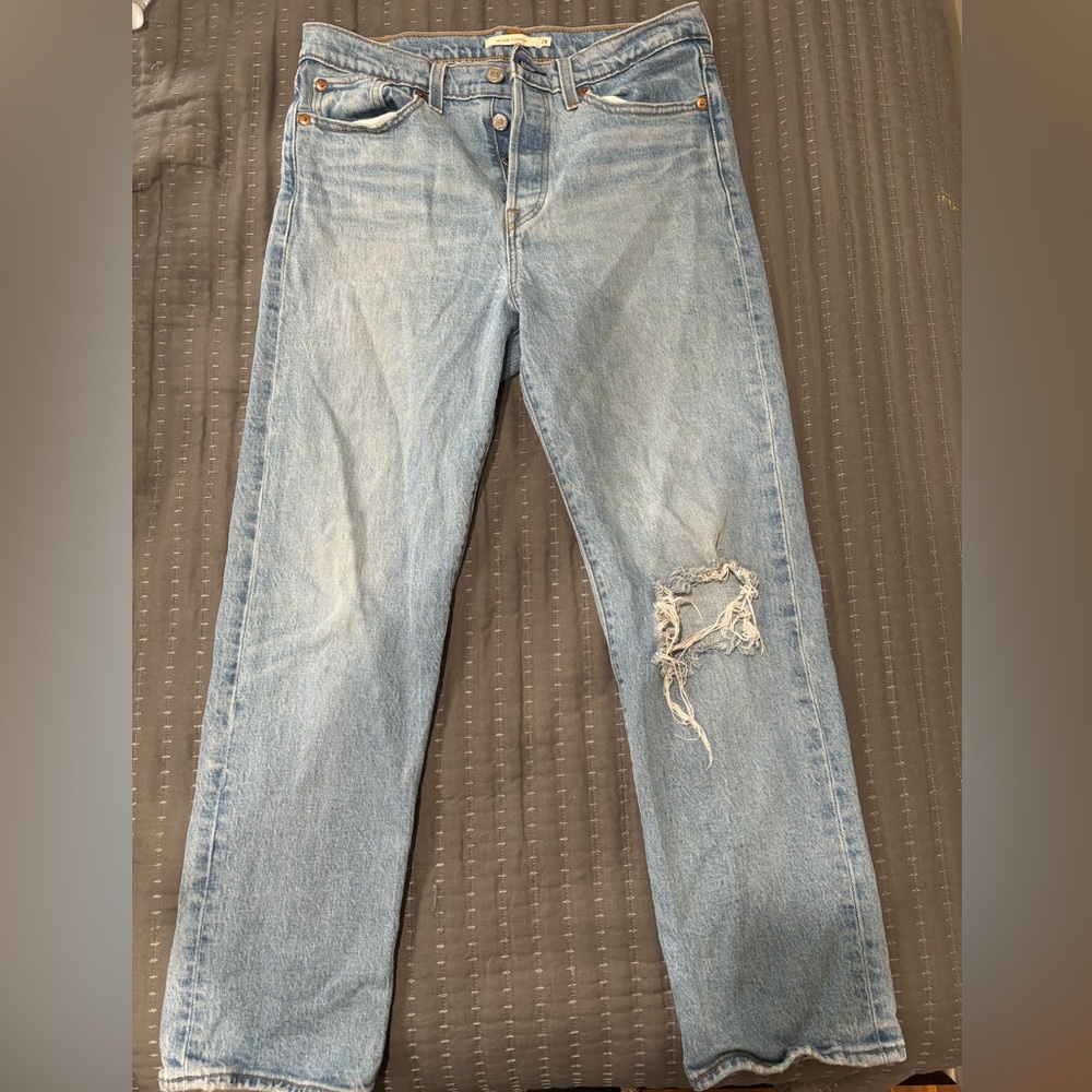 Light washed Levi jeans, Size 28